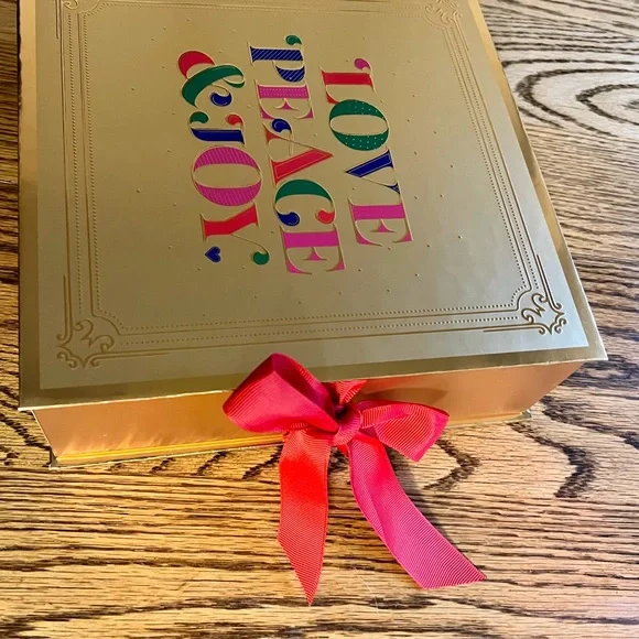 Snowflakes & Cashmere - Picture 3 of 5